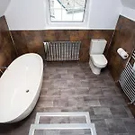 Дом отдыха River Cottage, Luxurious With Garden Overlooking The River Greta Кесвик